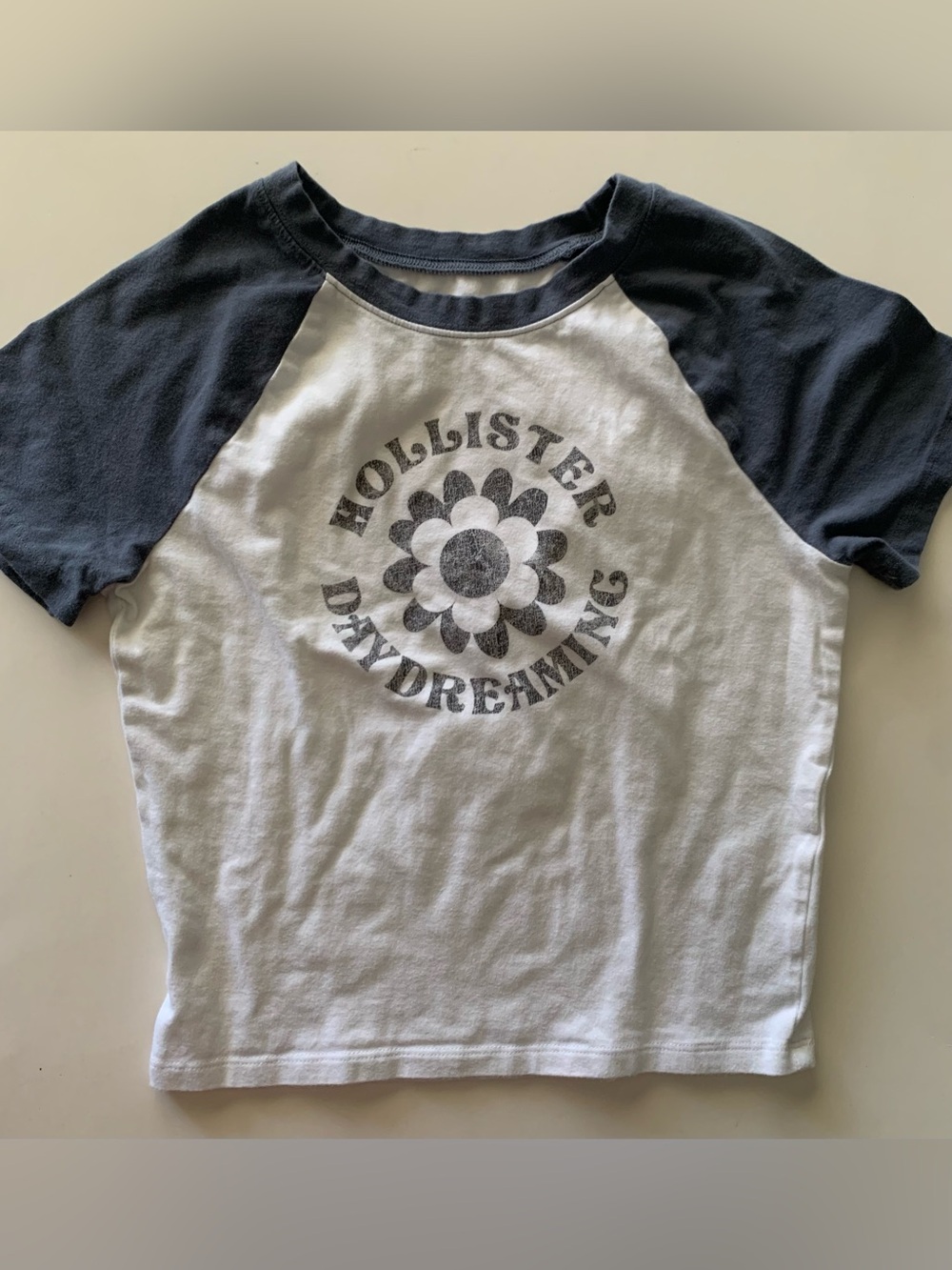Hollister T-shirt Tee Top Daydreaming Raglan Crop White/Blue Size S